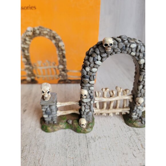 Dept 56 4054260 NEW boneyard gate Halloween village‎ accessory skull